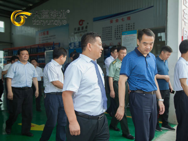 嘉祥縣縣委書(shū)記周生宏，視察天蘊(yùn)漆業(yè)公司