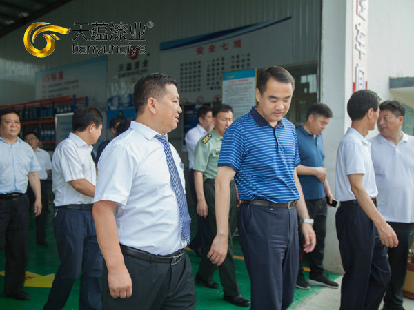 嘉祥縣縣委書(shū)記周生宏，視察天蘊(yùn)漆業(yè)公司