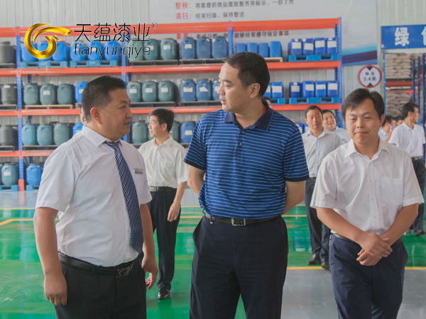 嘉祥縣縣委書(shū)記周生宏，視察天蘊(yùn)漆業(yè)公司